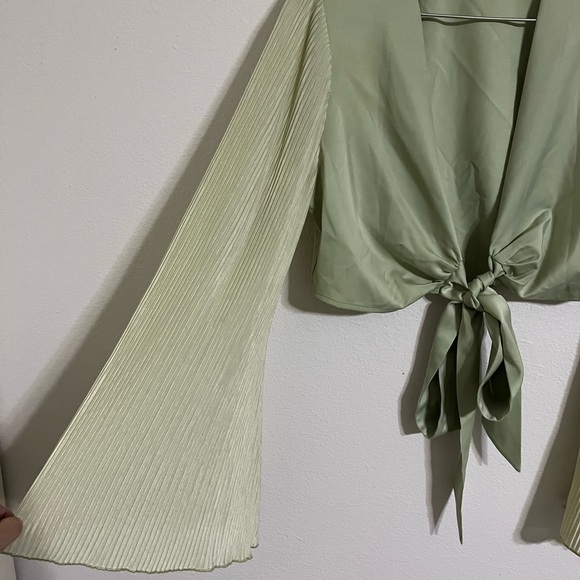 Cider Green Satin Wide Sleeve Crop Top - Picture 3 of 4